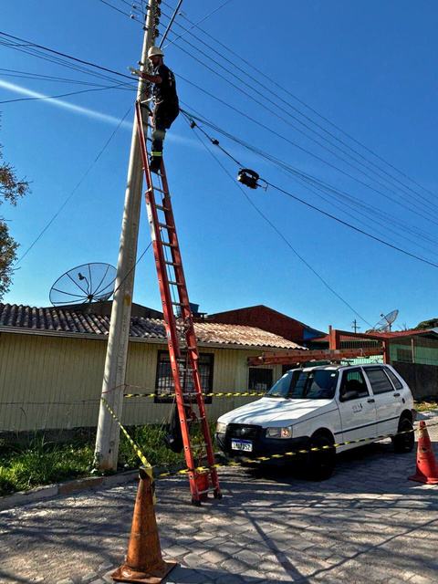 Manutenção de rede elétrica em poste