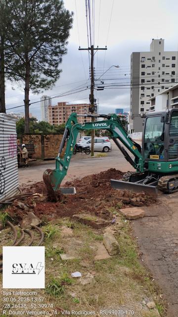 Retroescavadeira em operação de escavação