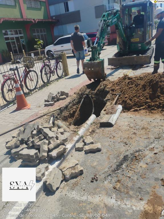 Retroescavadeira em obra de infraestrutura urbana