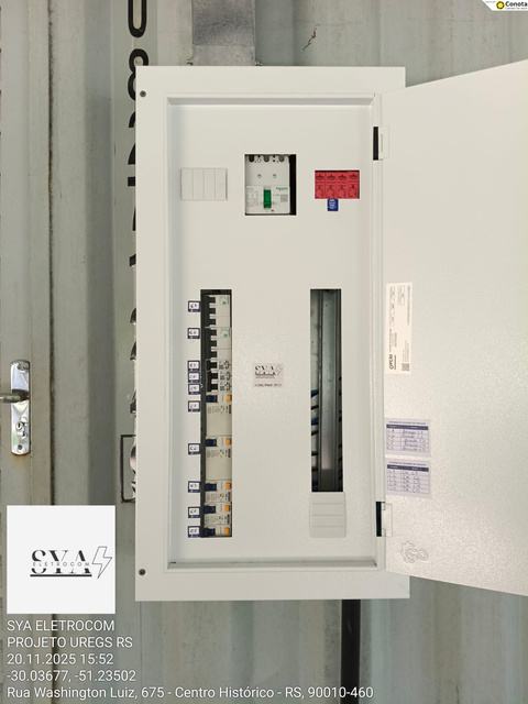 Quadro de distribuição elétrica instalado